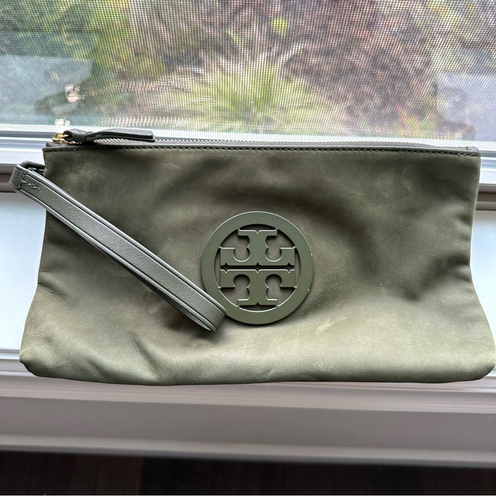 Gorgeous Tory Burch Forrest Green Leather and Suede Clutch